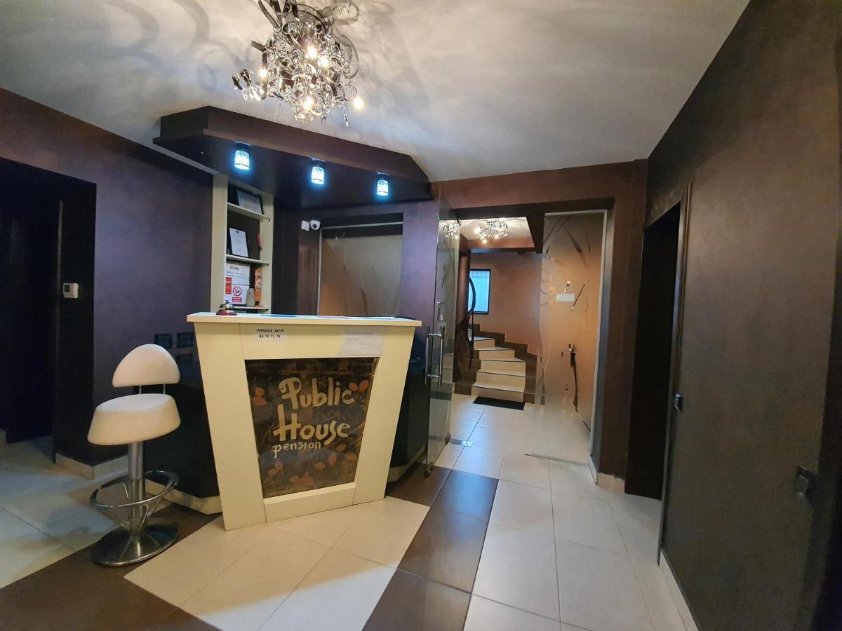 בוסטאני Pensiunea Public House מראה חיצוני תמונה