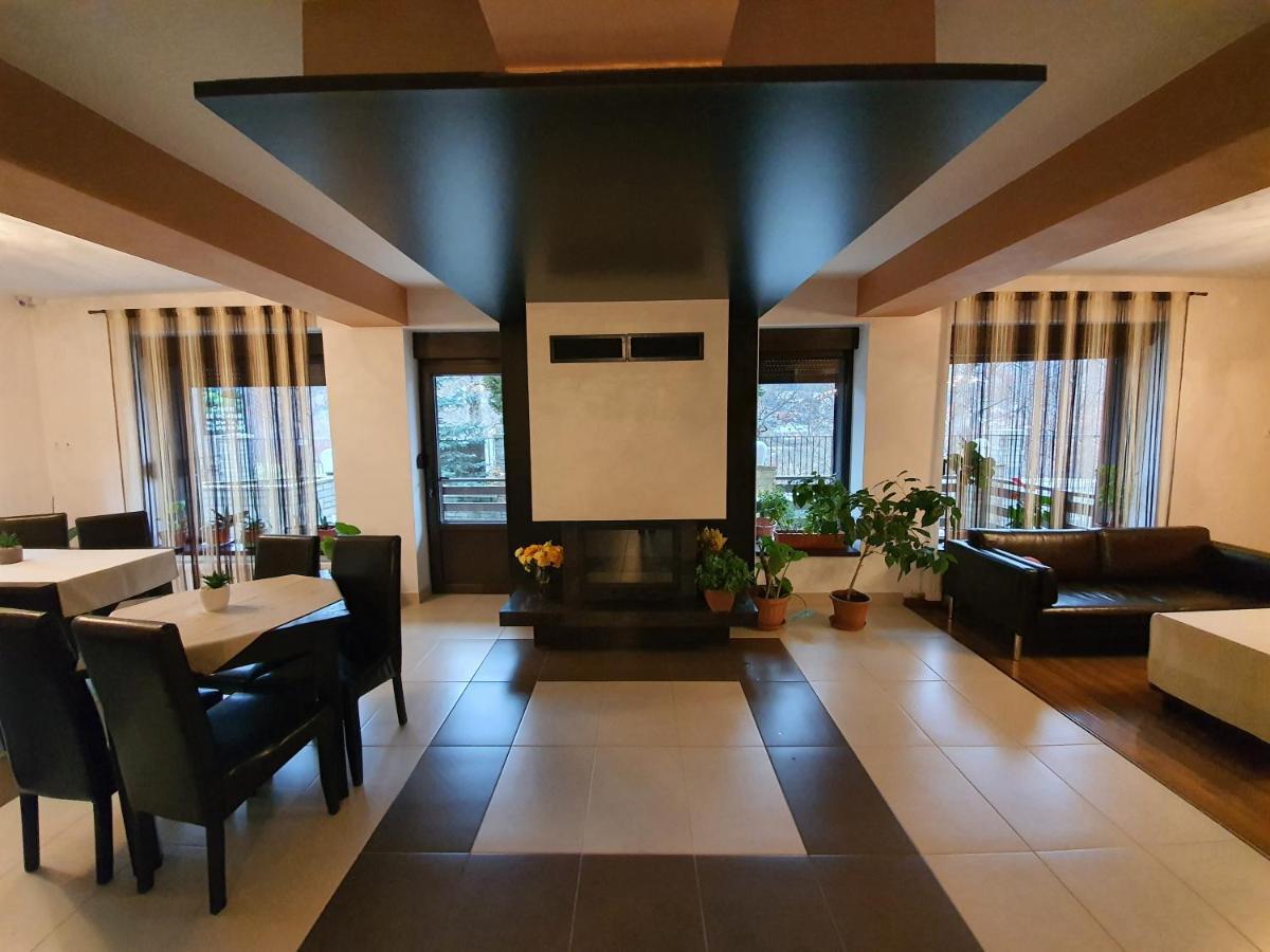 בוסטאני Pensiunea Public House מראה חיצוני תמונה
