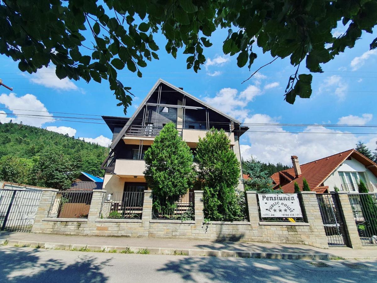 בוסטאני Pensiunea Public House מראה חיצוני תמונה