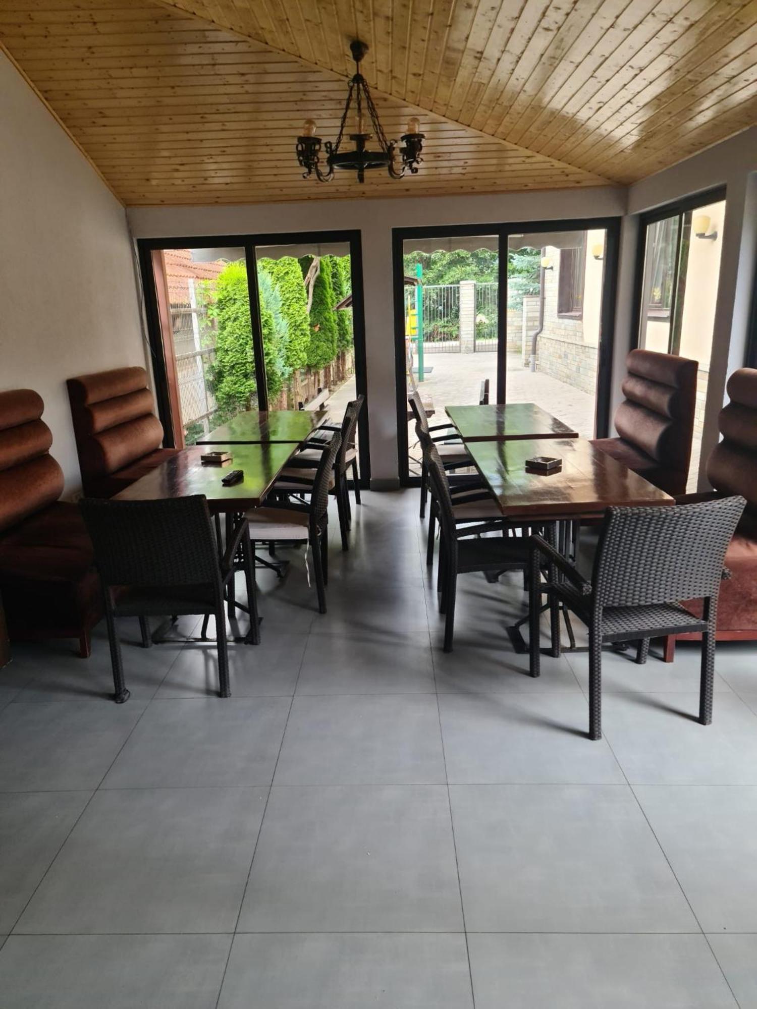 בוסטאני Pensiunea Public House מראה חיצוני תמונה